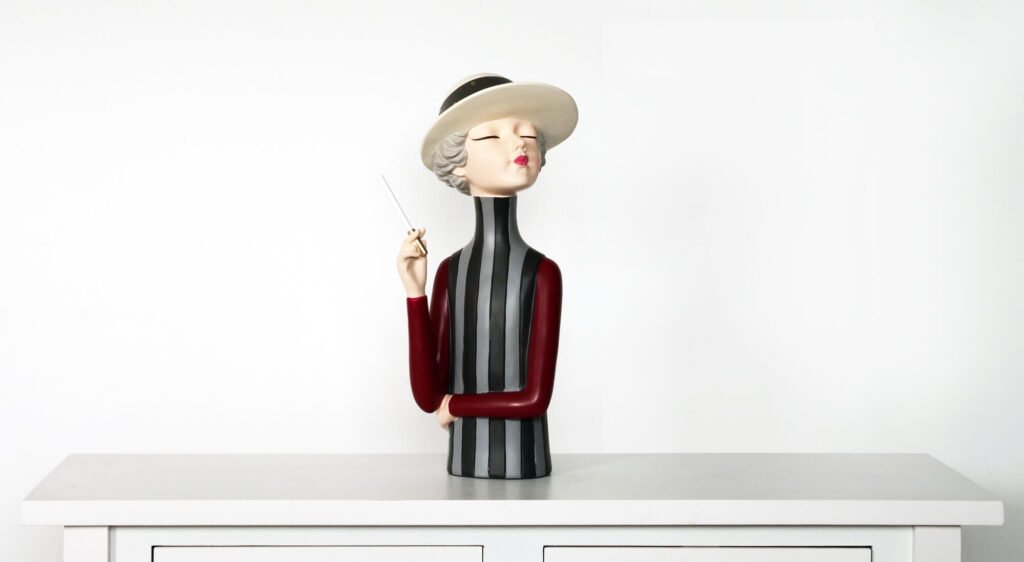 figurka kobiety z papierosem nordycka figurka dekoracyjna