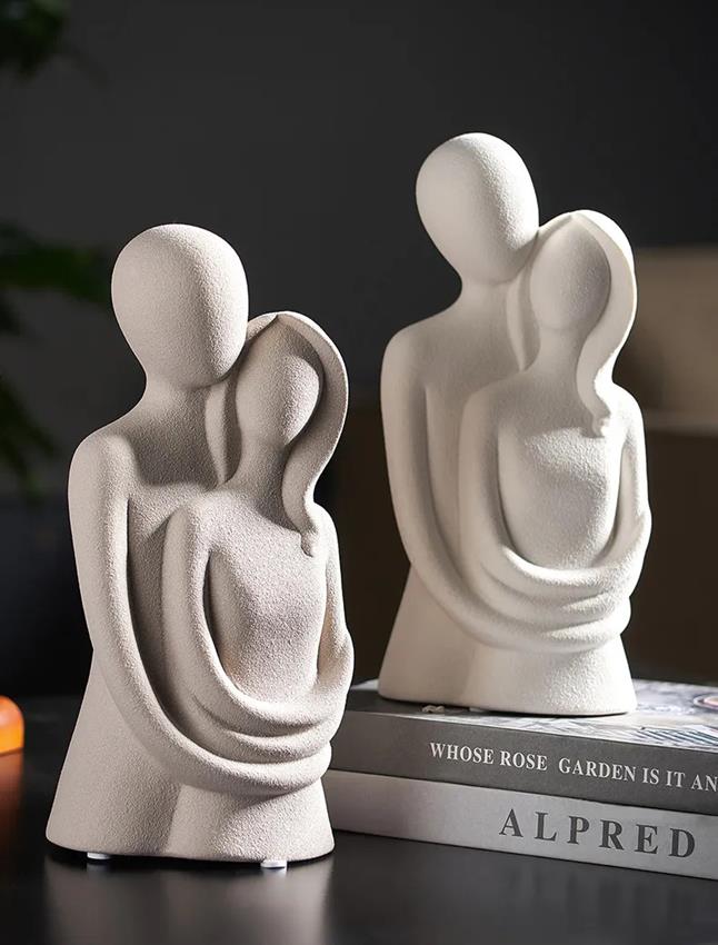 Figurka Ceramiczna Dekoracyjna Para Zakochanych - Biała 21cm