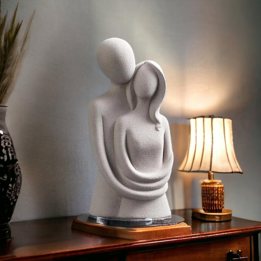 Designerska i nowoczesna figurka Ta szara figurka ceramiczna w kształcie pary zakochanych to idealny wybór dla osób ceniących nowoczesny design. Oryginalny kształt oraz minimalistyczny styl sprawiają, że ta figurka będzie pięknie się prezentować w każdym wnętrzu. Wykonana z wysokiej jakości ceramiki, ta figurka jest trwała i odporna na uszkodzenia. Dodaj trochę nowoczesnego stylu do swojego domu z tą designerską figurką. Sekcja 2: Idealny prezent dla osób zakochanych Czy szukasz idealnego prezentu dla swojej drugiej połówki? Ta szara figurka ceramiczna w kształcie pary zakochanych to doskonały wybór! Wysoka na 21 cm, ta figurka jest pięknie zdobiona i wykonana z wysokiej jakości ceramiki. To doskonały sposób, aby wyrazić swoją miłość i podarować coś, co będzie przypominać o Waszej relacji na długo. Sekcja 3: Doskonała dekoracja do Twojego wnętrza Ta szara figurka ceramiczna to nie tylko piękny prezent dla zakochanych, ale również idealna dekoracja do Twojego domu. Jej minimalistyczny styl i oryginalny kształt sprawiają, że będzie się doskonale komponować z każdym wnętrzem. Postaw ją na półce, biurku lub w sypialni, aby dodać swojemu wnętrzu odrobinę romantyzmu i elegancji.