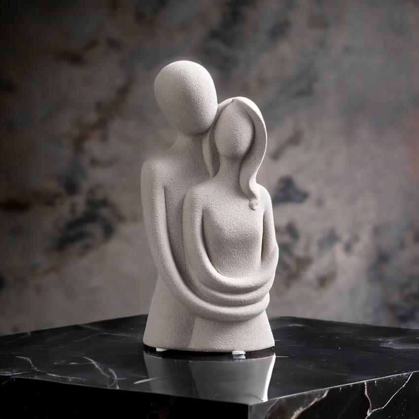 Designerska i nowoczesna figurka Ta szara figurka ceramiczna w kształcie pary zakochanych to idealny wybór dla osób ceniących nowoczesny design. Oryginalny kształt oraz minimalistyczny styl sprawiają, że ta figurka będzie pięknie się prezentować w każdym wnętrzu. Wykonana z wysokiej jakości ceramiki, ta figurka jest trwała i odporna na uszkodzenia. Dodaj trochę nowoczesnego stylu do swojego domu z tą designerską figurką. Sekcja 2: Idealny prezent dla osób zakochanych Czy szukasz idealnego prezentu dla swojej drugiej połówki? Ta szara figurka ceramiczna w kształcie pary zakochanych to doskonały wybór! Wysoka na 21 cm, ta figurka jest pięknie zdobiona i wykonana z wysokiej jakości ceramiki. To doskonały sposób, aby wyrazić swoją miłość i podarować coś, co będzie przypominać o Waszej relacji na długo. Sekcja 3: Doskonała dekoracja do Twojego wnętrza Ta szara figurka ceramiczna to nie tylko piękny prezent dla zakochanych, ale również idealna dekoracja do Twojego domu. Jej minimalistyczny styl i oryginalny kształt sprawiają, że będzie się doskonale komponować z każdym wnętrzem. Postaw ją na półce, biurku lub w sypialni, aby dodać swojemu wnętrzu odrobinę romantyzmu i elegancji.