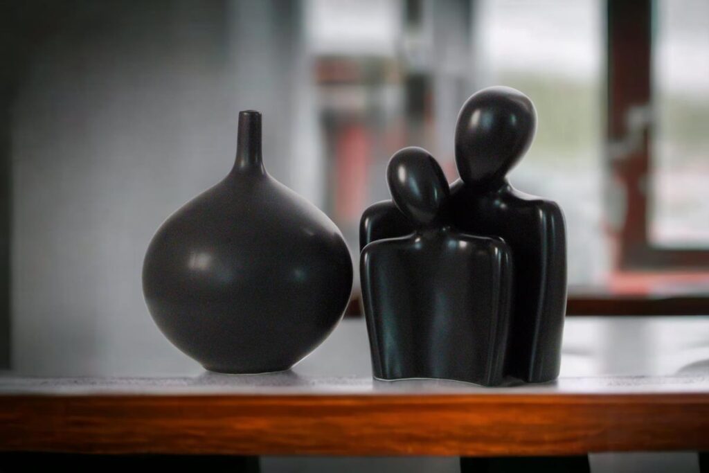 Czarna Figurka Dekoracyjna Para i Czarny Wazon Ozdobny - Zestaw (1) (Copy) (2)