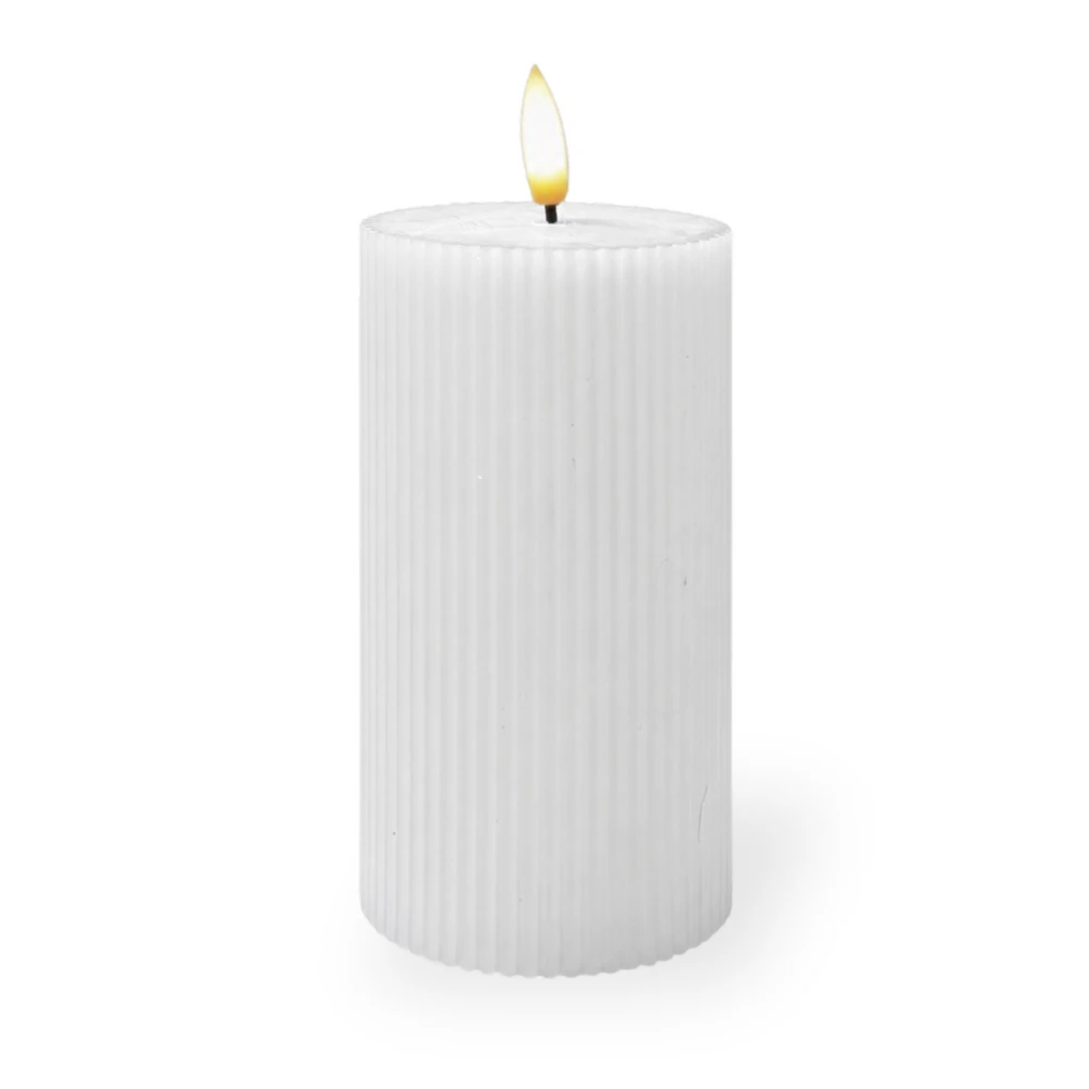Świeczka LED Ozdobna Biała Dekoracyjne Żłobienia Średnica 7,5cm Wysokość 15cm - obrazek 5